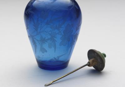 图片[3]-Transparent blue glass snuff bottle with an engraved floral design, Qianlong reign (1735-1796), Qing dynasty-China Archive